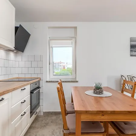 Tesic Close To The Sea With Shared 4xbicycles Apartament Fažana