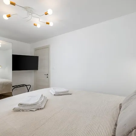 Tesic Close To The Sea With Shared 4xbicycles Apartament Fažana